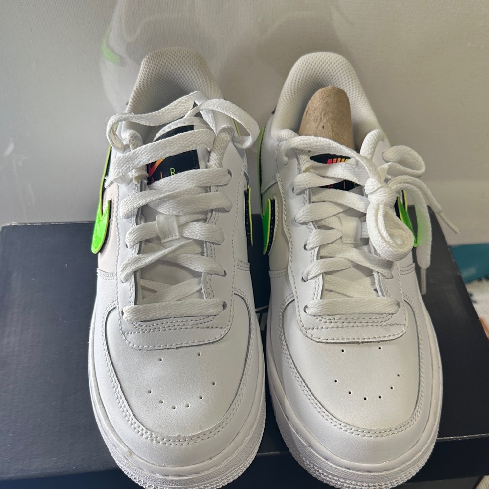 Nike Air Force 1 LV8 3 Kids Sneakers - White, Black, Green - Picture 7 of 7